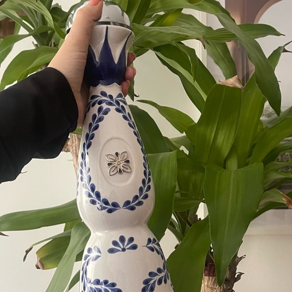 🍹 Empty 750ml Clase Azul Tequila Bottle - Handcrafted Art Piece 🎨 - Picture 8 of 9